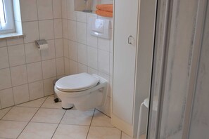 風筒、提供毛巾、廁紙