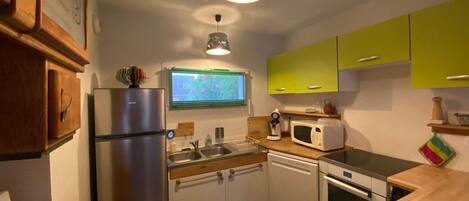 Fridge, oven, stovetop, dishwasher