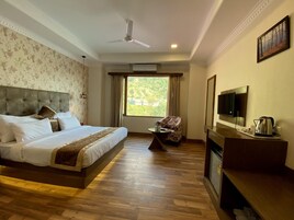 Ropa de cama de alta calidad, minibar y escritorio