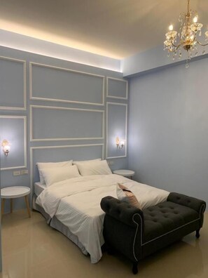 Double Room | Select Comfort beds, in-room safe, individually decorated - 910 Hostel (Yuli)