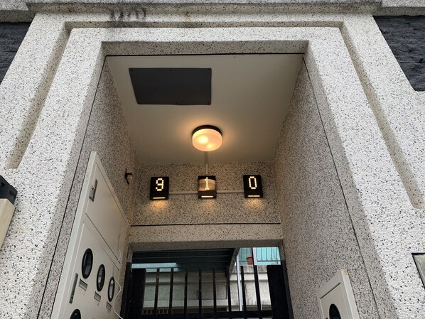 En bygningsefterdør med et digitalt display, der viser tallene 9, 1 og 0.