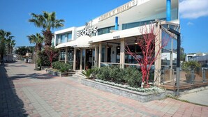 Un edificio moderno con un restaurante 'Big Chefs' en la planta baja.