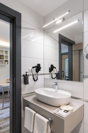Superior Room (4 Adults) | Bathroom | Shower, rainfall showerhead, free toiletries, hair dryer - Acropol Of Bodrum Beach Hotel (Bodrum)