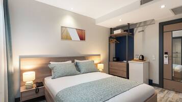 Habitación económica con 1 cama doble o 2 individuales, sin ventanas | Ropa de cama de alta calidad, minibar, caja fuerte
