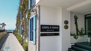 Entrada de hotel con un cartel que indica 'Acropol of Bodrum Beach Hotel Recepción'.