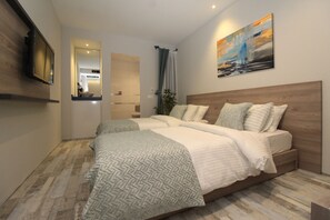 Chambre Ă©conomique double ou avec lits jumeaux, pas de fenĂȘtre | Literie de qualitĂ©, minibar, coffre-fort, systĂšme dâinsonorisation