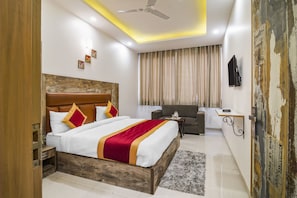 3 bedrooms, desk, iron/ironing board, free WiFi - Gracious by Vishesh Hotels & Home Stay (New Delhi)