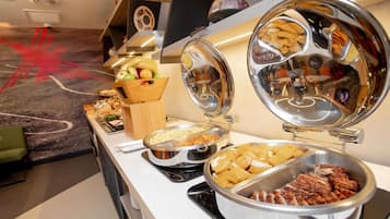 Desayuno buffet todos los días (PEN 52 por persona)