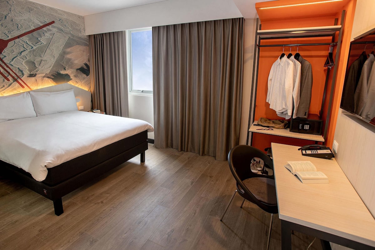 Quarto standard, 1 cama Queen | Cofres nos quartos, individualmente decorados