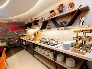 Desayuno buffet todos los días (PEN 52 por persona) 