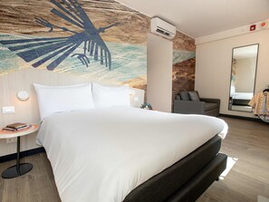 Caja de seguridad en la habitación y decoración personalizada