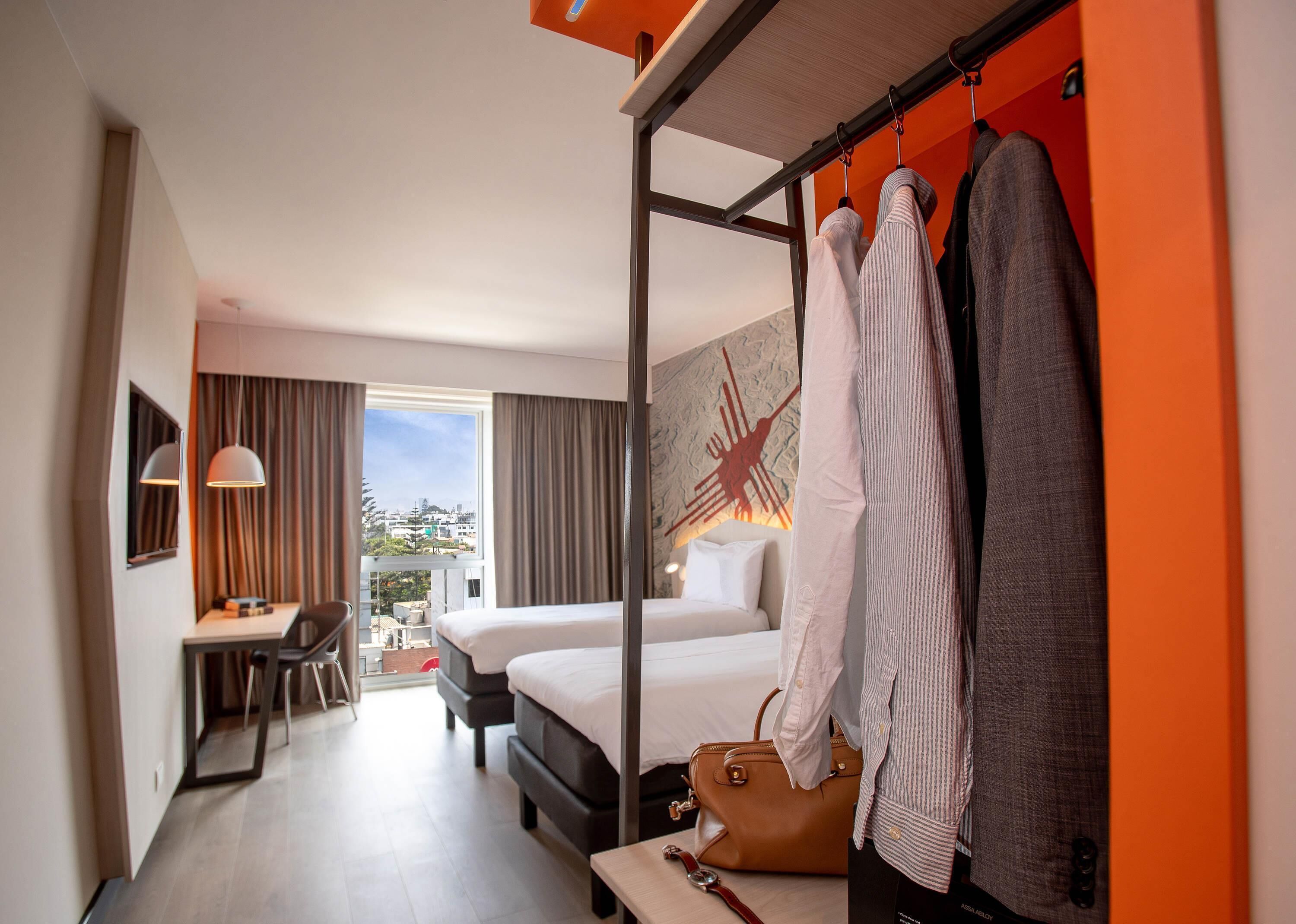 Tomannsrom – standard, 2 enkeltsenger | Safe på rommet, individuelt dekorert og individuelt innredet