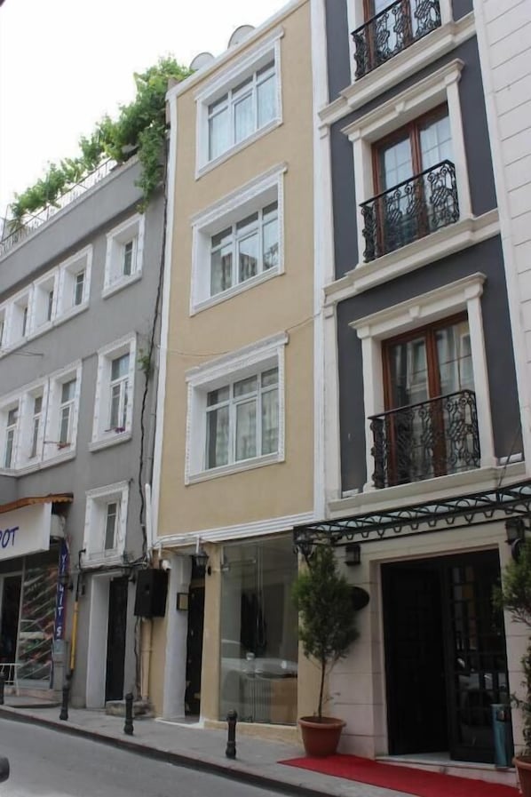 Front of property - Step Apartments (Istanbul)