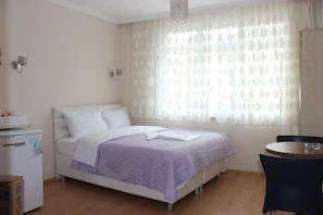 Standard Studio | Desk, laptop workspace, iron/ironing board, free WiFi - Step Apartments (Istanbul)