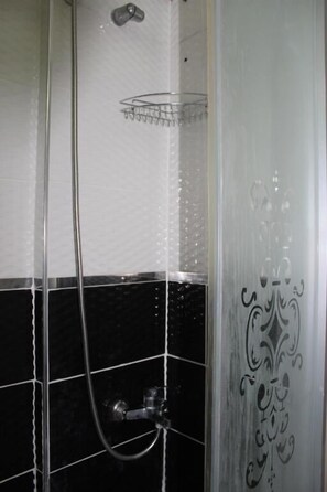 Economy Studio | Bathroom | Shower, hair dryer, slippers, towels - Step Apartments (Istanbul)