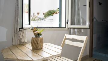 Minibar, free WiFi, bed sheets