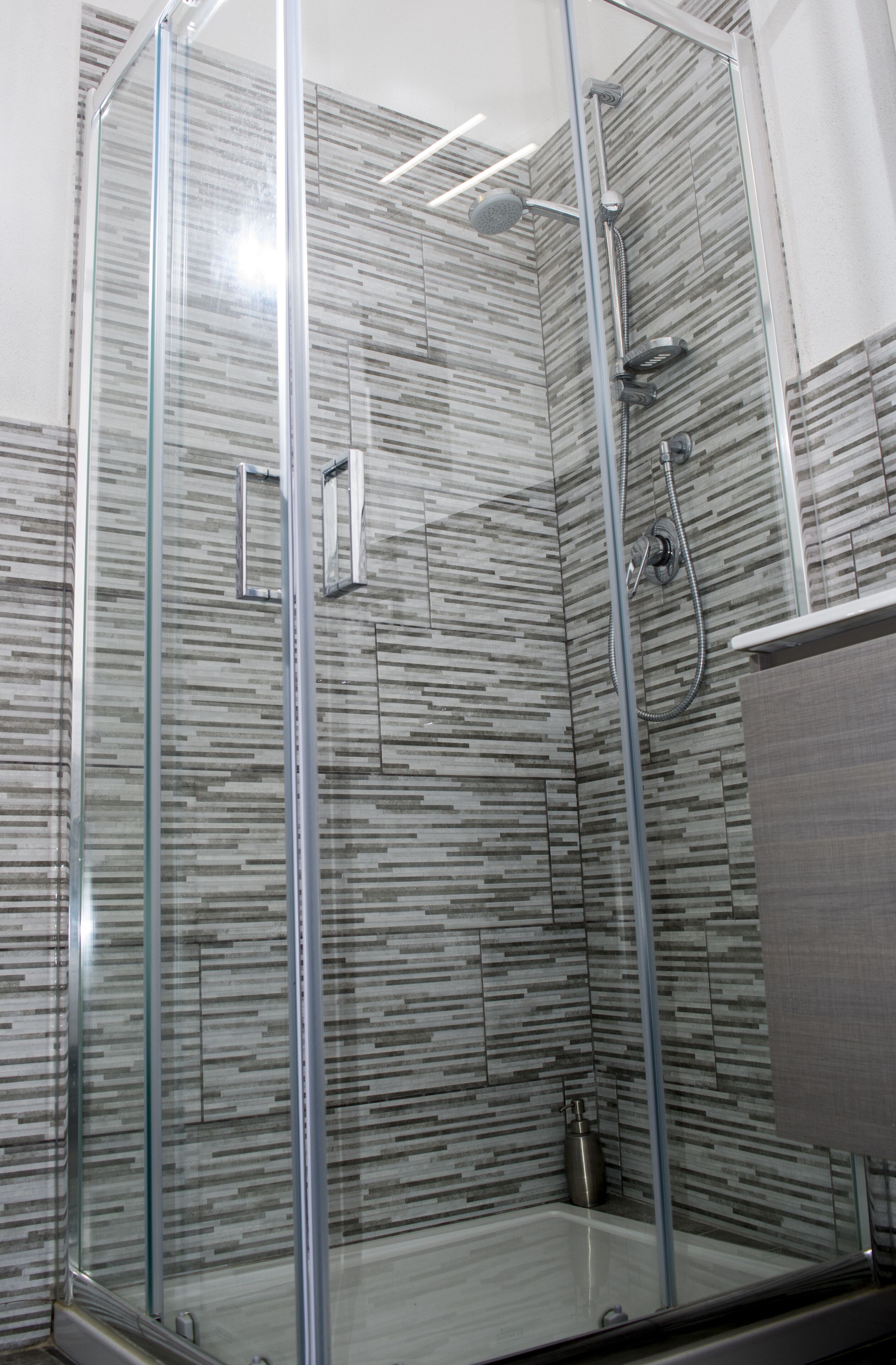 Dusche, Regendusche, kostenlose Toilettenartikel, Haartrockner