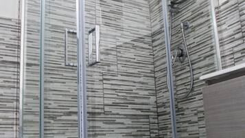 Dusche, Regendusche, kostenlose Toilettenartikel, Haartrockner