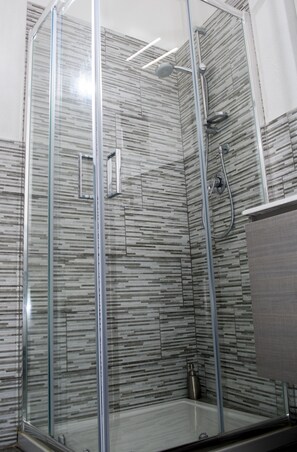 Shower, rainfall showerhead, free toiletries, hair dryer - Bed And Breakfast Villa Bianca (Orosei)