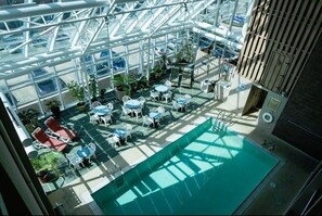 Innendørsbasseng og et oppvarmet basseng