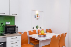 Apartment (Two Bedroom Apartment with Terrace) | Dining room