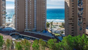 A high-rise hotel with multiple floors, a swimming pool, and a view of the ocean. - Albatros 14-10 (Benidorm)
