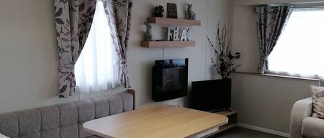 Een smart-tv en een open haard