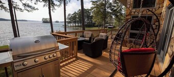 The Estate: 4-BR, 6000 SF, 6000 SF Wateree Lakehouse + Games & Hot Tub!