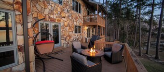 NY LISTERING! 6000 kvadratmeter Lake Wateree Estate w / 4 eldstÀder, Boat Ramp & Dock!