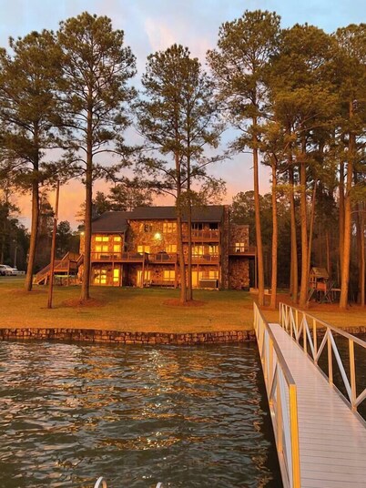 6000 SF Lakehouse with Hot Tub Games Dock and Ramp