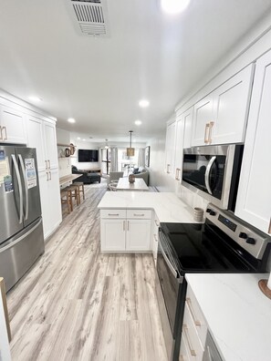 Frigorífico, microondas, horno y placa de cocina