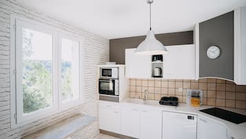 Frigorifero, microonde, forno, piano cottura