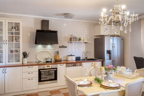 Fridge, oven, stovetop, dishwasher