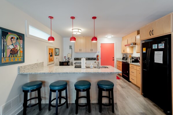 Frigorifero, microonde, forno, piano cottura