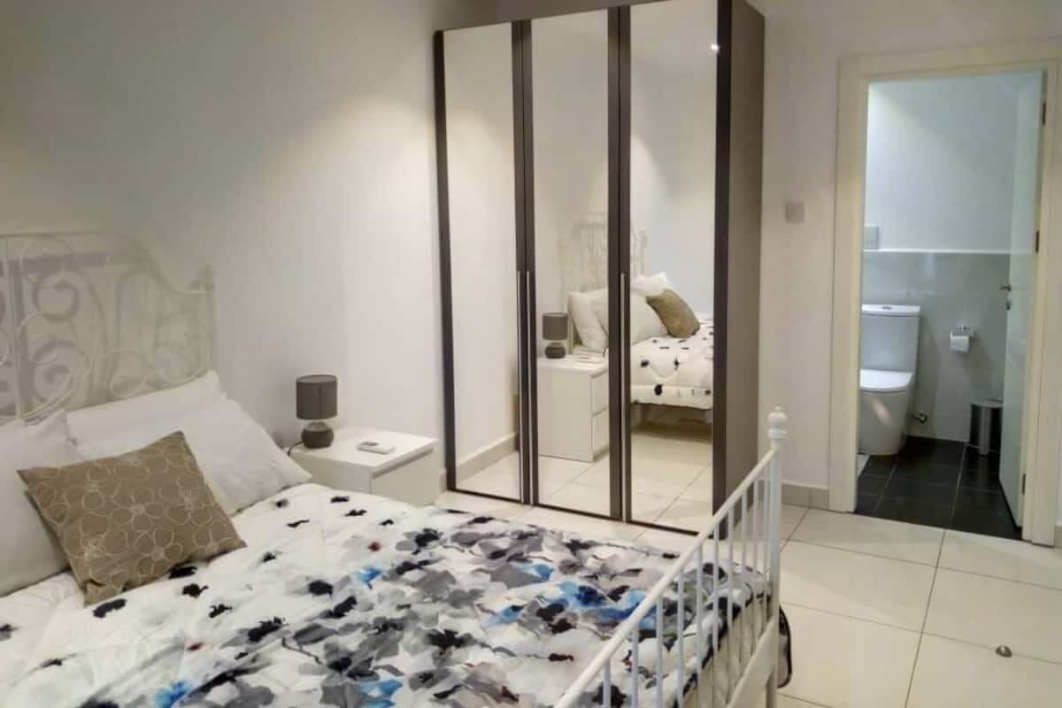Laptop workspace, iron/ironing board, free WiFi, bed sheets