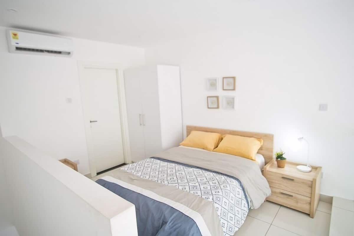 Laptop workspace, iron/ironing board, free WiFi, bed sheets