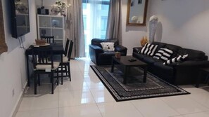 คอมฟอร์ทอพาร์ทเมนท์ | บริเวณนั่งเล่น | ทีวีจอพลาสมา 32 นิ้ว พร้อมช่องดาวเทียม, ทีวี