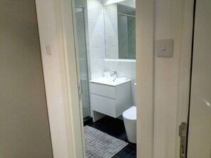 อีโคโนมีอพาร์ทเมนท์ | ห้องน้ำ | ฝักบัว, ฝักบัวนวดด้วยพลังน้ำ, ของใช้ในห้องน้ำฟรี, ผ้าเช็ดตัว