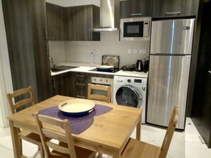 ลักซ์ชัวรี่อพาร์ทเมนท์ | ครัวส่วนตัว | ตู้เย็น, ไมโครเวฟ, เตาอบ, เตาประกอบอาหาร