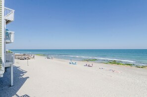 På stranden