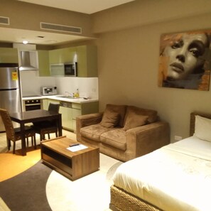 Apartamento executivo | Área de estar | TV de tela plana 32 polegadas com canais via satélite, TV, lareira