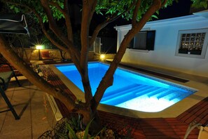 Apartment (Two Bedroom Apartment with Sea View) | Pool | Außenpool (je nach Saison geöffnet), Liegestühle