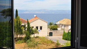Une vue sur la côte, avec un bâtiment en pierre, une antenne parabolique et un ciel dégagé.