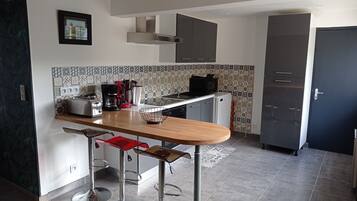 Geladeira, micro-ondas, fogĂŁo, cooktop