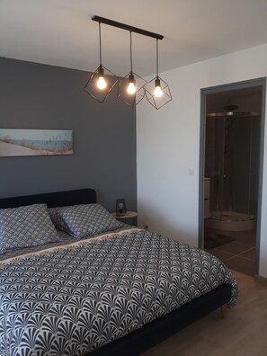 4 bedrooms, iron/ironing board, travel crib, free WiFi