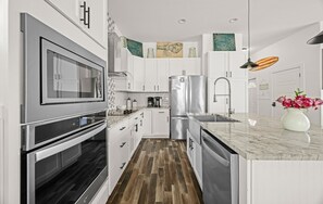 Fridge, microwave, oven, stovetop - 3 Decks, Resort Pool & Beach Boardwalk - Sea Shack (Port Aransas)