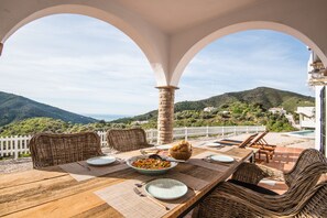 Outdoor dining - Private villa with sea view & swimming pool in the hills, 45 km from Màlaga (Arenas)