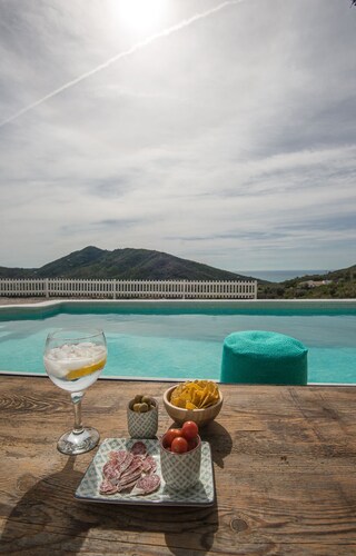 Private villa with sea view & swimming pool in the hills, 45 km from Màlaga