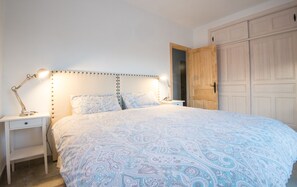 3 slaapkamers, een strijkplank/strijkijzer, wifi, beddengoed