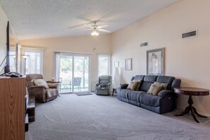 Smart TV, fireplace, DVD player, books - Waterfront - Pet Friendly Home - ON The Lake - Short Term & Multi-month options (Mesa)
